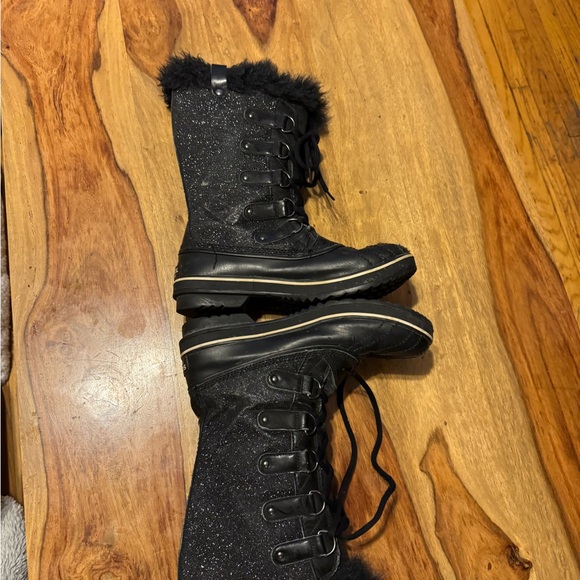 Sorel Black Winter Boots with Fur Trim used once size 10 in like new condition - Picture 7 of 11